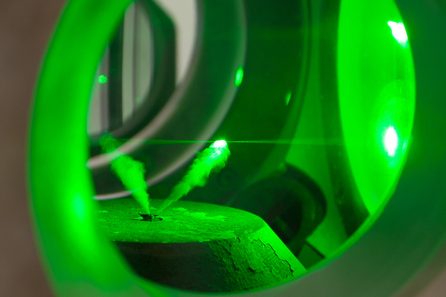 Eine Laserstrahl-Taille durchleuchtet ein Kraftstoffspray.