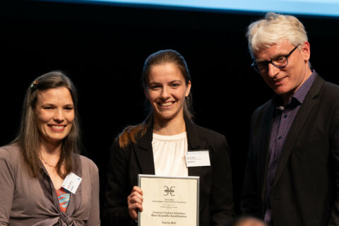 Sophie erhält den Preis für die "Best Scientific Contribution" von Prof. Eikerling am EFCF