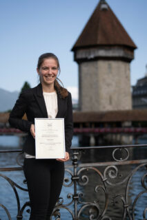 Sophie präsentiert ihre Urkunde für die "Best Scientific Contribution" am EFCF